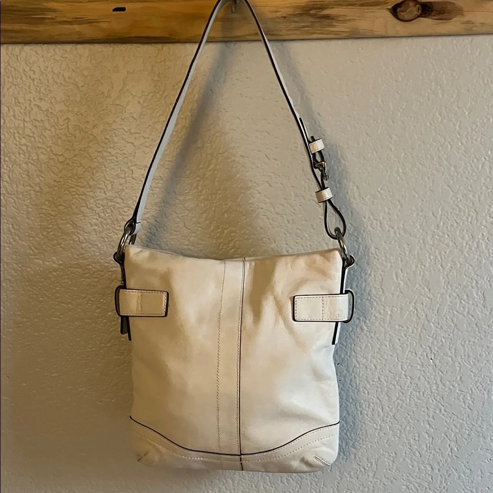 Vintage Coach White Leather Shoulder Bag
With Silver Tone Buckles And Rings - Picture 5 of 12